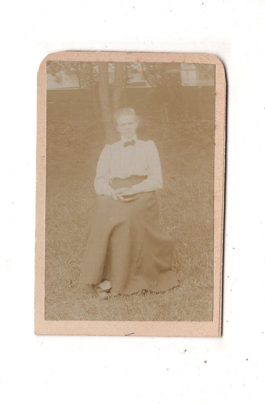 Fotografie Feine Dame im Garten - unbekannter Ort 1900er