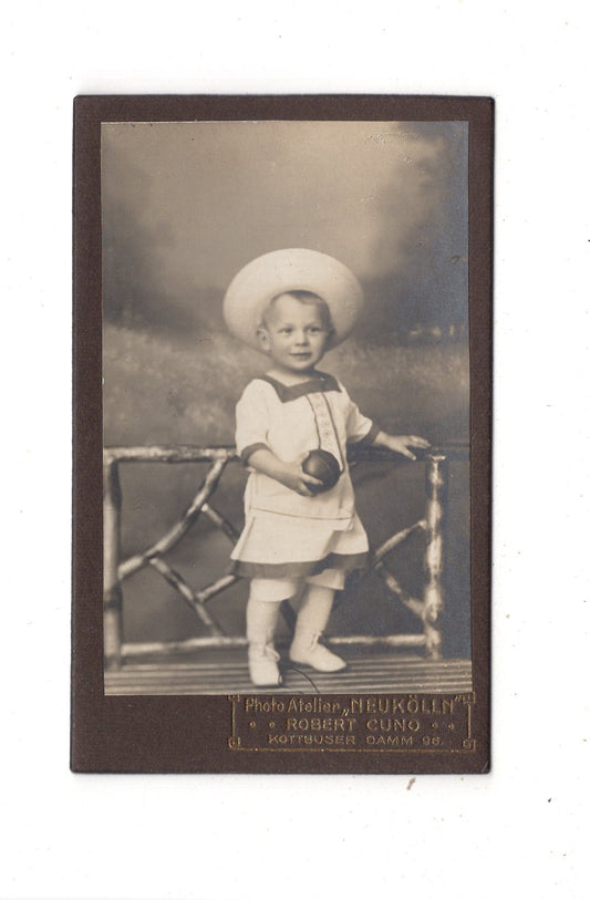 Fotografie Niedlicher kleiner Junge - Berlin-Neukölln 1910er / CDV M1-25