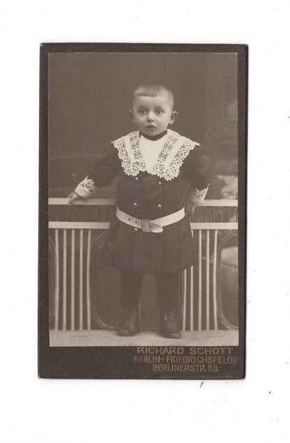 Fotografie Niedlicher kleiner Junge - Berlin-Friedrichsfelde um 1910 / CDV M1-25