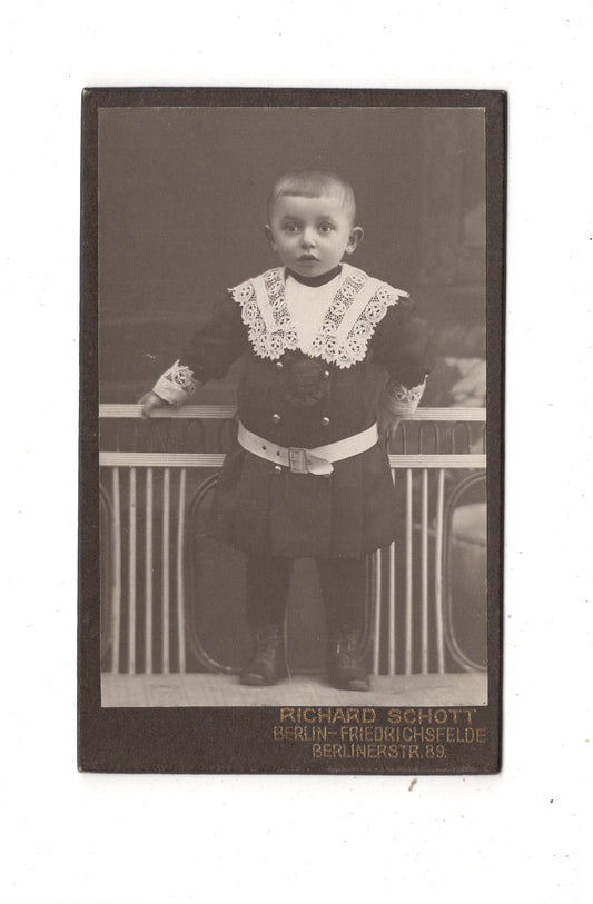 Fotografie Niedlicher kleiner Junge - Berlin-Friedrichsfelde um 1910 / CDV M1-25