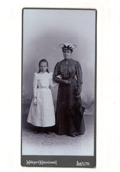 Fotografie Feine Dame mit Mädchen - Laa an der Thaya 1900er