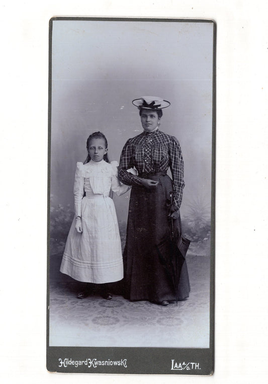 Fotografie Feine Dame mit Mädchen - Laa an der Thaya 1900er