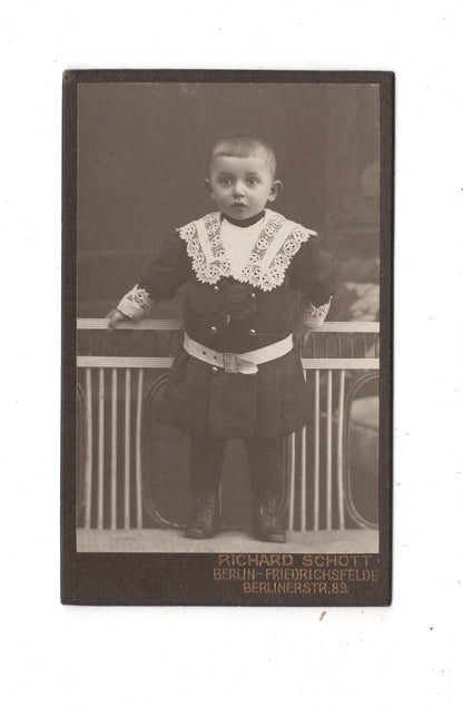 Fotografie Niedlicher kleiner Junge - Berlin-Friedrichsfelde um 1910 / CDV M1-25