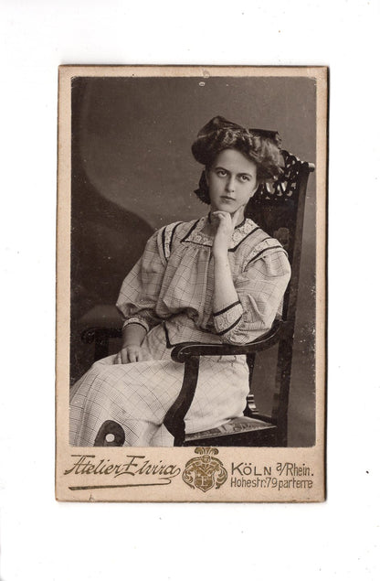 Fotografie Feine junge Dame mit Widmung - Köln am Rhein 1911