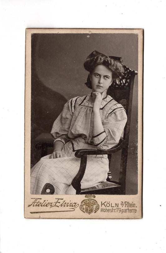 Fotografie Feine junge Dame mit Widmung - Köln am Rhein 1911