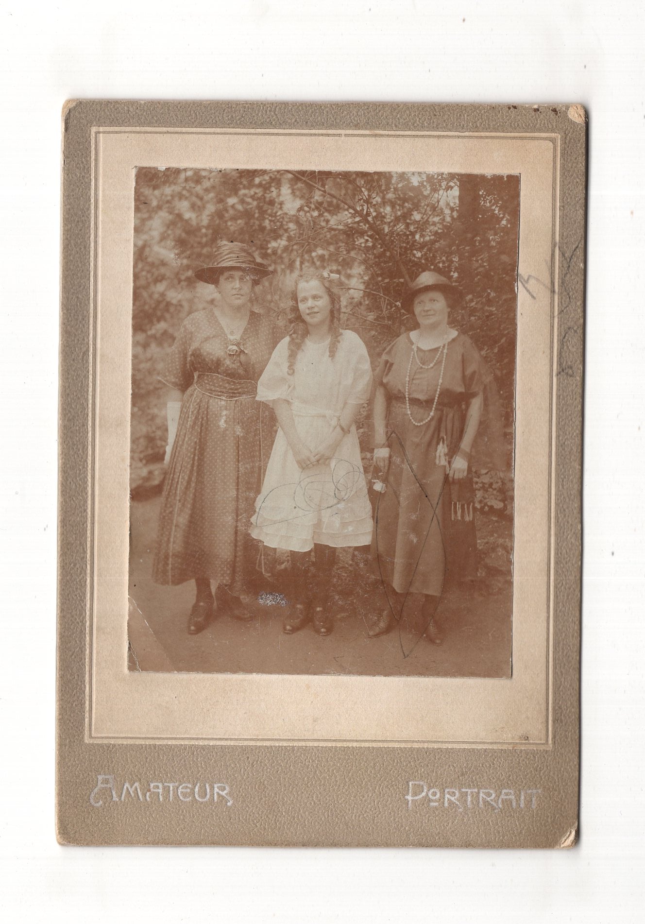 Fotografie Feine Damen mit Mädchen & Widmung - 1922