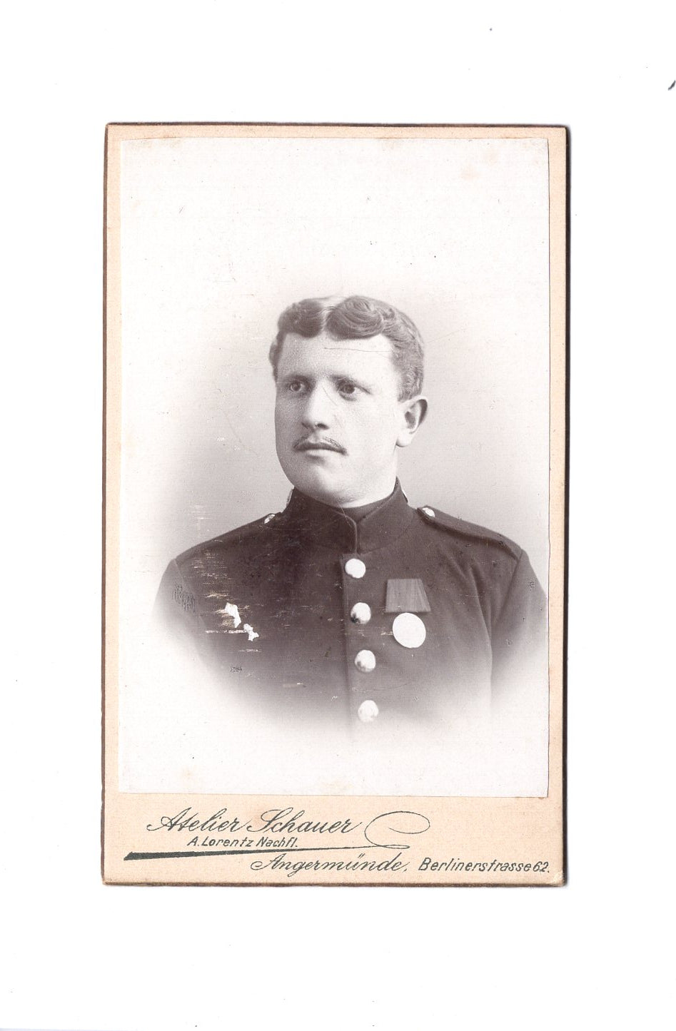 Fotografie Soldat / Soldatenportrait mit Orden / benannt - Angermünde um 1900