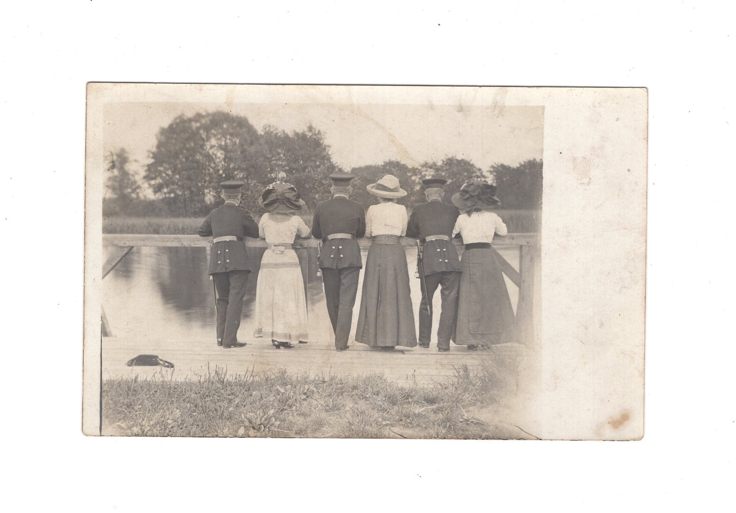 Ansichtskarte / Foto Soldaten und feine Damen