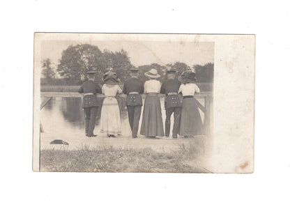 Ansichtskarte / Foto Soldaten und feine Damen