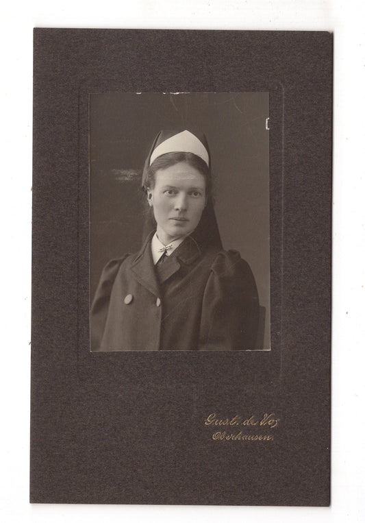 Fotografie Feine Dame mit Haube / Krankenschwester ? - Oberhausen um 1910 / CAB W-22