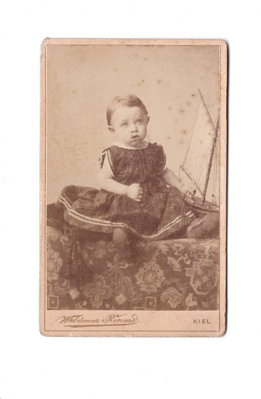 Fotografie Niedliches kleines Kind mit Segelboot - Kiel 1880er