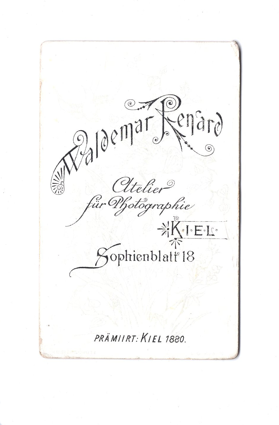 Fotografie Niedliches kleines Kind mit Segelboot - Kiel 1880er