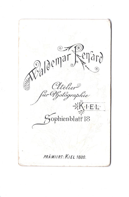 Fotografie Niedliches kleines Kind mit Segelboot - Kiel 1880er