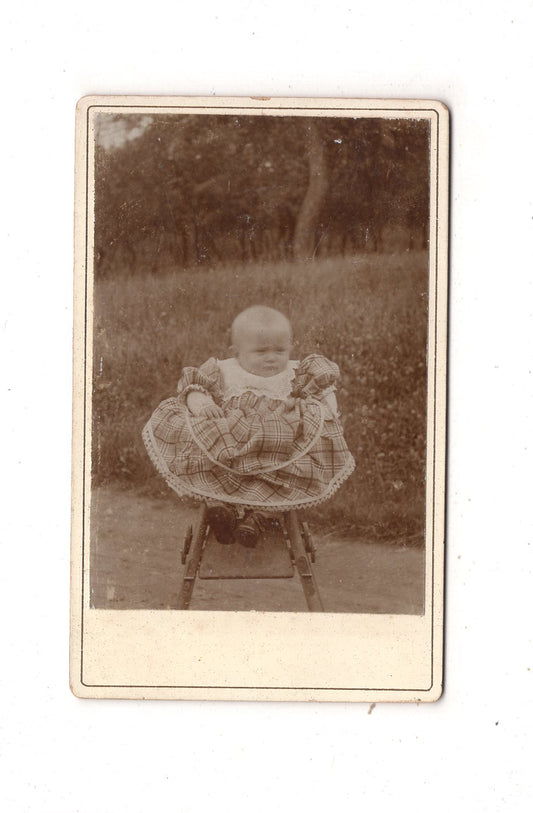 Fotografie Schönes Kinderbild / Baby - unbekannter Ort um 1900 / CDV N1-09