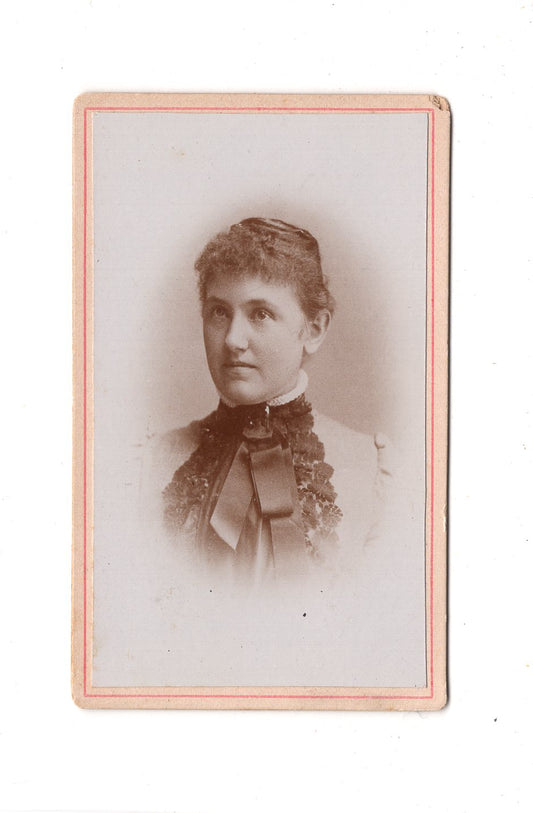 Fotografie Damenportrait - unbekannter Ort um 1890 / CDV C1-03