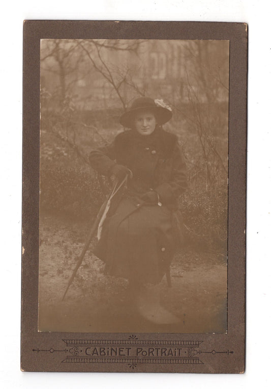 Fotografie Feine Dame beim Spaziergang - unbekannter Ort 1910er / CAB W-23