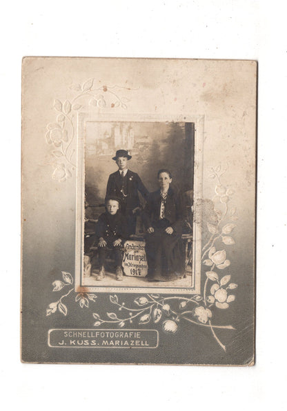 Fotografie Frau mit zwei Jungen - Mariazell 1917 / CAB U-20