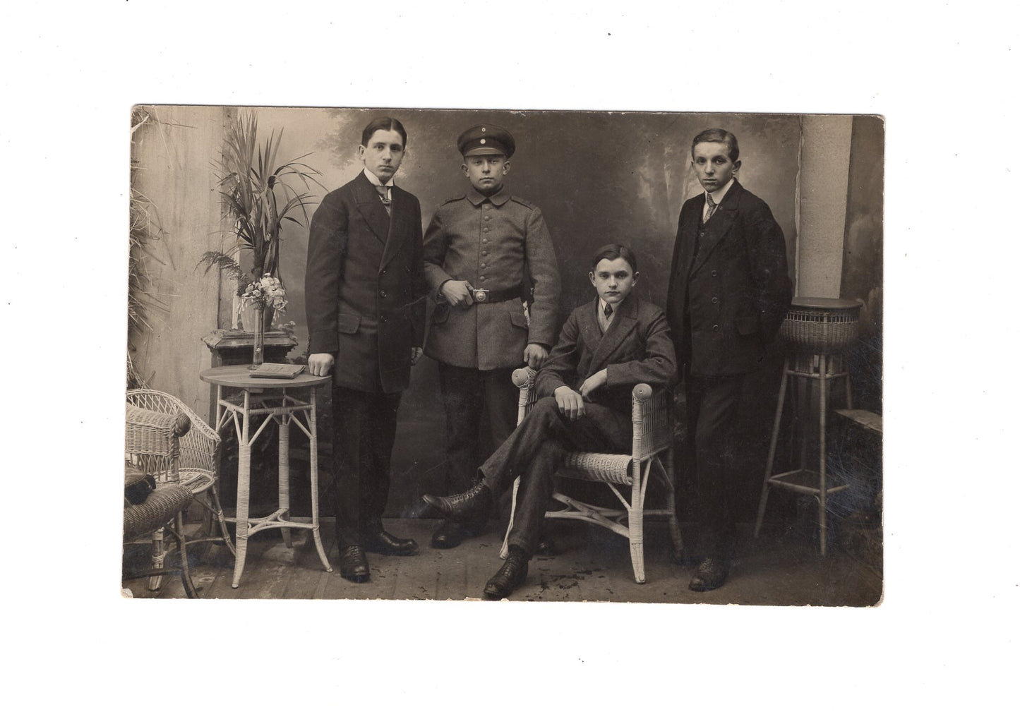 Ansichtskarte / Foto Soldat mit jungen Herren