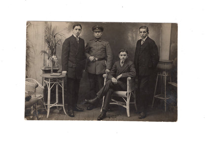Ansichtskarte / Foto Soldat mit jungen Herren