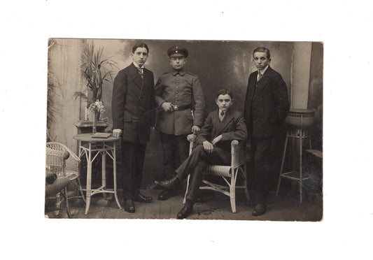 Ansichtskarte / Foto Soldat mit jungen Herren