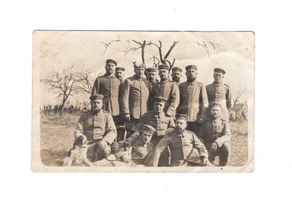Ansichtskarte / Foto Gruppenbild Soldaten mit Hund / Hunden