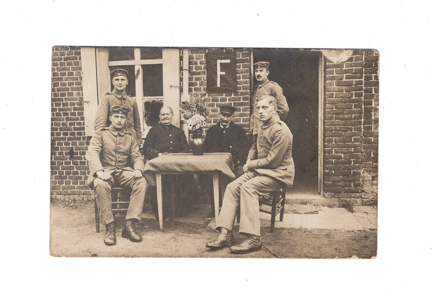 Ansichtskarte / Foto Gruppenbild Soldaten mit älterem Paar