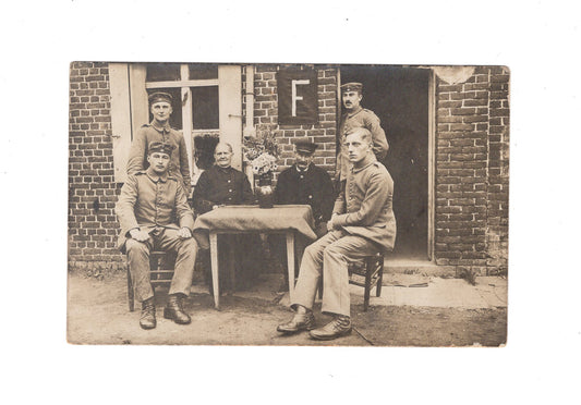Ansichtskarte / Foto Gruppenbild Soldaten mit älterem Paar