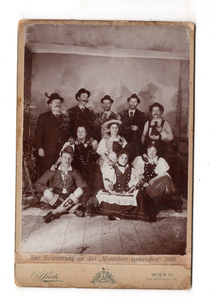 Fotografie Schönes Gruppenbild in Tracht / Krumholz-Kränzchen 1899 - Wien / CAB U-21