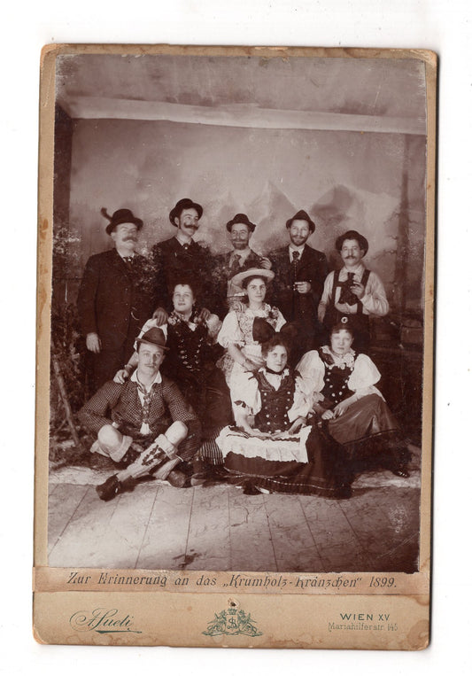 Fotografie Schönes Gruppenbild in Tracht / Krumholz-Kränzchen 1899 - Wien / CAB U-21
