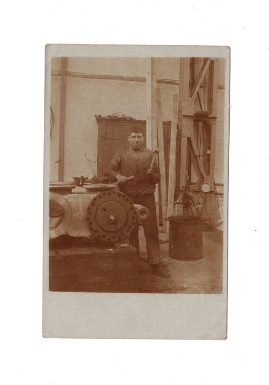 Ansichtskarte / Foto Mann bei der Arbeit
