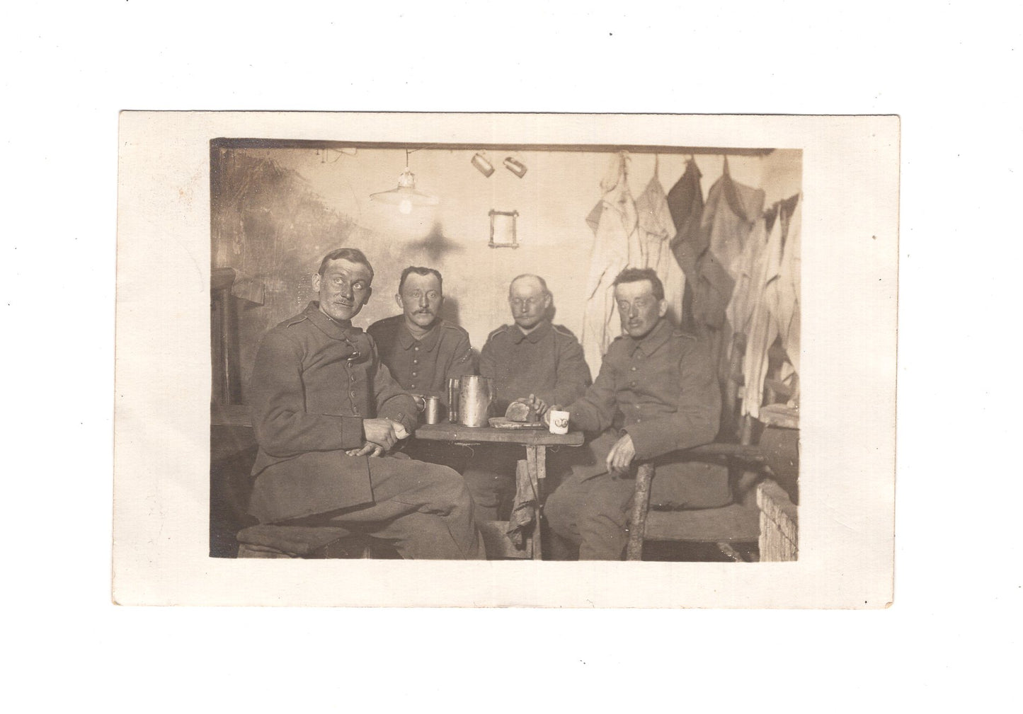 Ansichtskarte / Foto Gruppenbild Soldaten mit Kaffee auf der Stube
