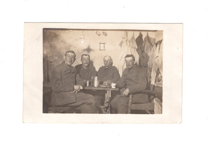 Ansichtskarte / Foto Gruppenbild Soldaten mit Kaffee auf der Stube