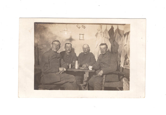 Ansichtskarte / Foto Gruppenbild Soldaten mit Kaffee auf der Stube