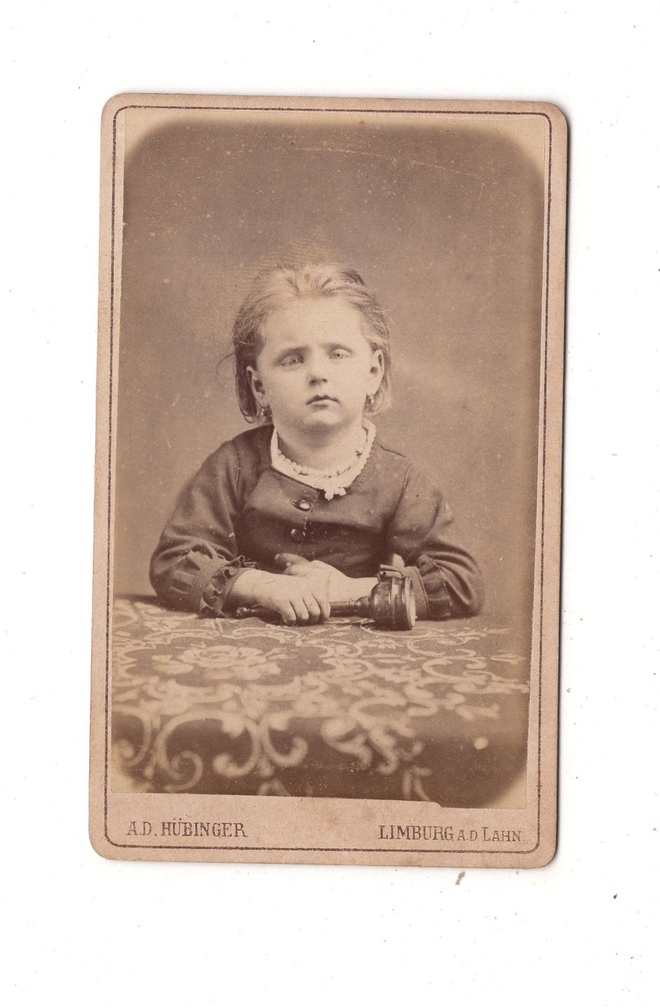 Fotografie Niedliches kleines Mädchen - Limburg an der Lahn um 1870 / CDV M1-27