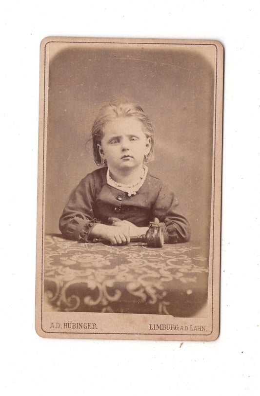 Fotografie Niedliches kleines Mädchen - Limburg an der Lahn um 1870 / CDV M1-27