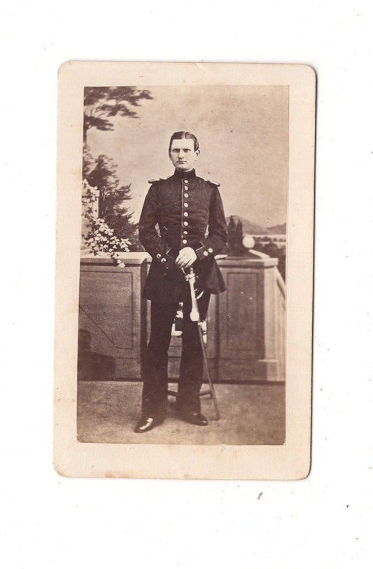 Fotografie Soldat mit Epauletten - Berlin 1860er / CDV M1-07