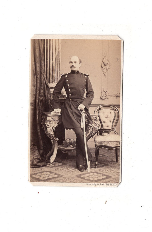 Fotografie Soldat mit Epauletten - Berlin 1860er / CDV M1-07