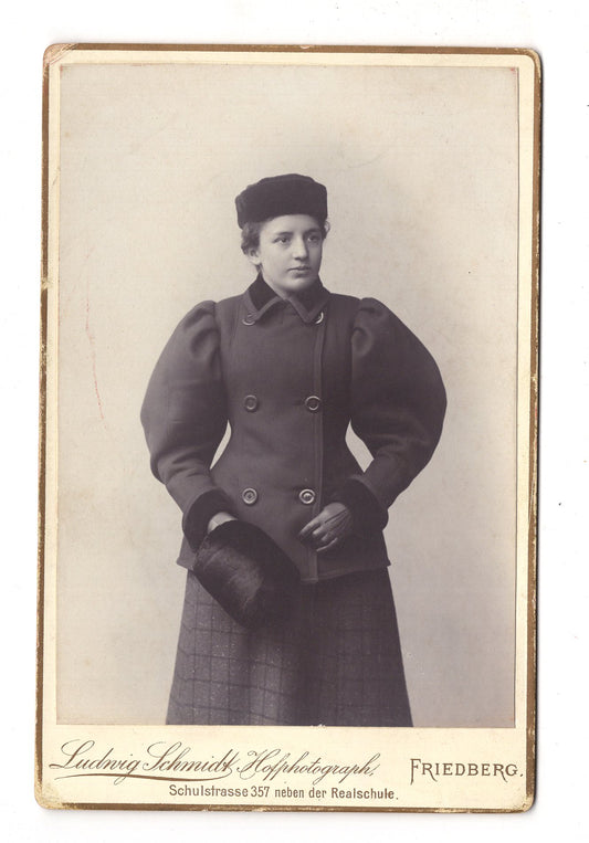 Fotografie Feine Dame in Winterkleidung - Friedberg 1896 / CAB W-24