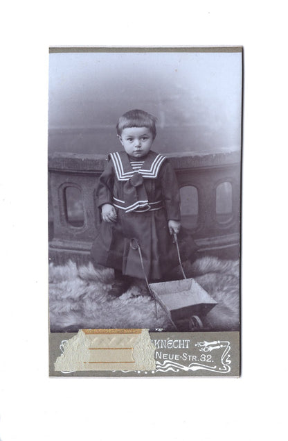 Fotografie Niedliches kleines Kind - unbekannter Ort 1900er