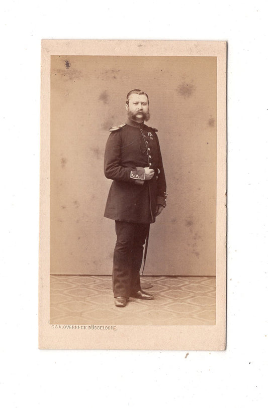 Fotografie Soldat mit Epauletten und Orden - Düsseldorf 1860er / CDV M1-07