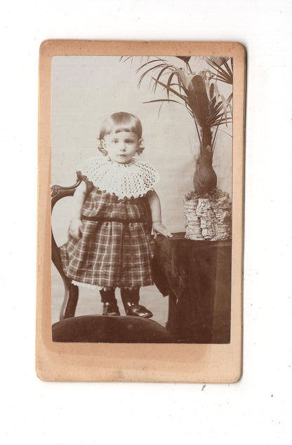 Fotografie Niedliches kleines Mädchen - unbekannter Ort 1890er / CDV M1-27
