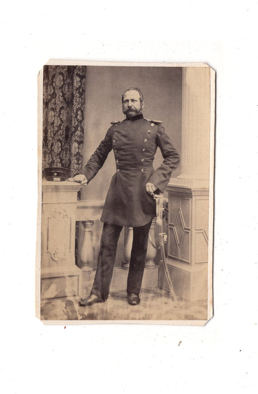 Fotografie Soldat mit Epauletten - unbekannter Ort 1860er / CDV M1-07