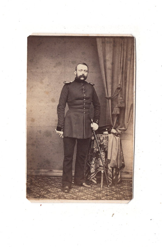 Fotografie Soldat mit Epauletten - unbekannter Ort 1860er / CDV M1-07