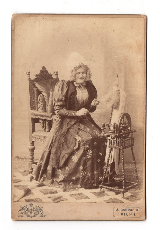 Fotografie Feine Dame am Spinnrad / Schauspielerin ? - Fiume Rijeka 1880er / CAB W-24