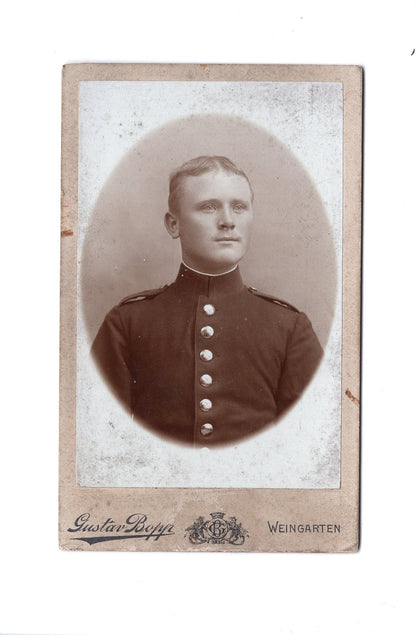 Fotografie Soldat / Soldatenportrait - Weingarten um 1900