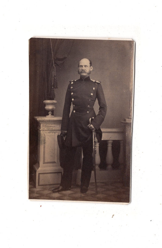 Fotografie Soldat mit Epauletten - unbekannter Ort 1860er / CDV M1-07