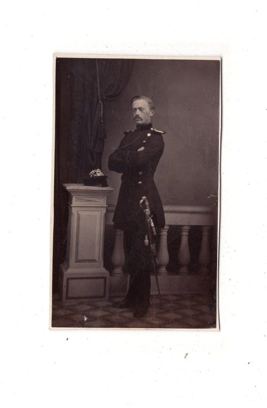 Fotografie Soldat mit Epauletten - unbekannter Ort 1860er / CDV M1-07