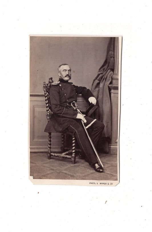 Fotografie Soldat mit Epauletten - Berlin / Breslau 1860er / CDV M1-07