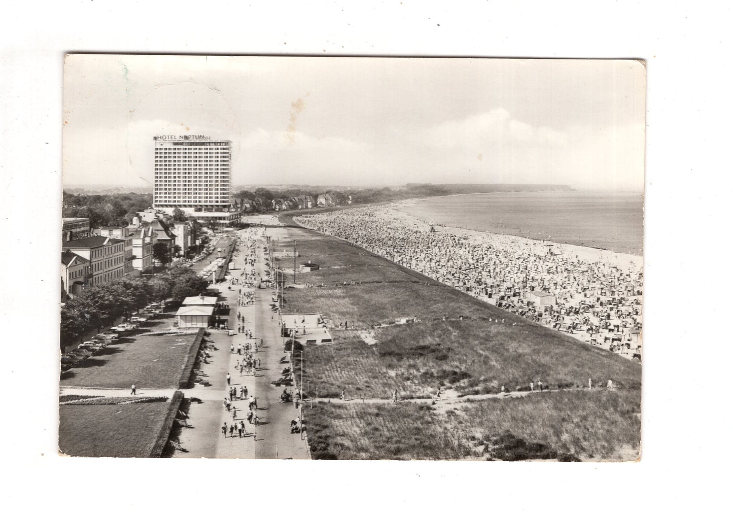 Ansichtskarte Rostock-Warnemünde / Promenade mit Hotel Neptun / J1-67