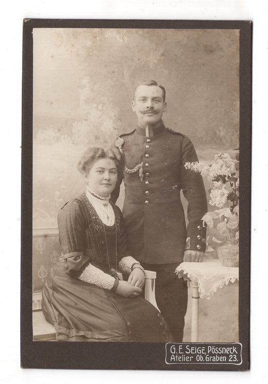 Fotografie Soldat mit Schützenschnur und Frau - Pößneck 1900er / CAB U-22